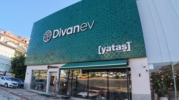 Divanev mağazasının turkuaz desenli cephesi