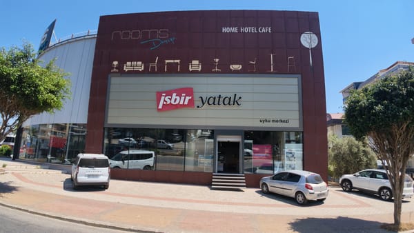 İşbir Yatak uyku merkezinin bordo cephesi ve tabelası