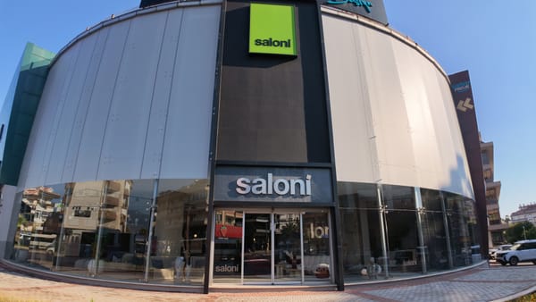 Saloni mağazasının kavisli cam cephesi ve tabelası