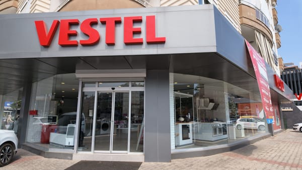 Vestel Alanya mağazasının köşe cephesi ve kırmızı tabelası