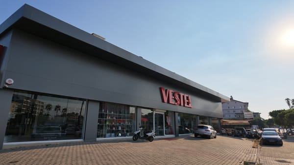 Vestel Gazipaşa mağazasının geniş cephesi ve otoparkı