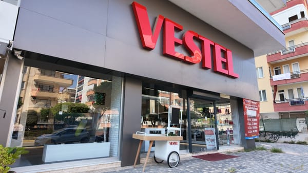Vestel Mahmutlar mağazasının cephesi ve kırmızı tabelası